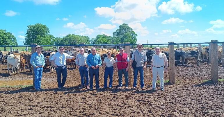 El presidente del Senacsa, Dr. José Carlos Martin (segundo desde la derecha), con técnicos nacionales e internacionales, visitando un establecimiento, durante la campaña de vacunación antiaftosa.