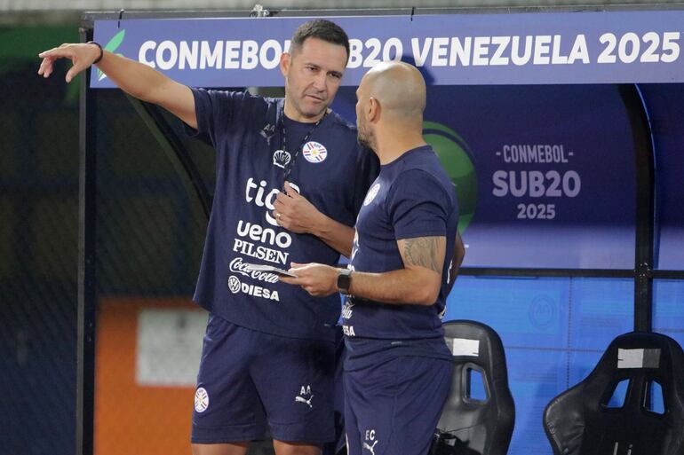 Antolín Alcaraz, técnico de la Sub 20, conversando con su ayudante, Ernesto Cristaldo