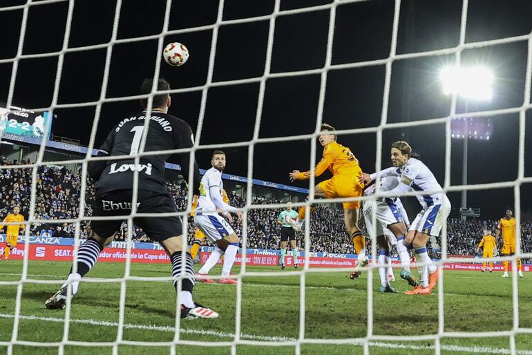 LEGANÉS (MADRID), 05/02/2025.- El delantero del Real Madrid, Gonzalo García (3d), remata ante el guardameta del Leganés, Juan Soriano, para conseguir el tercer gol del equipo madridista durante el encuentro correspondiente a la final de la Copa del Rey que CD Leganés y Real Madrid han disputado este miércoles en el estadio de Butarque. EFE/Kiko Huesca.
