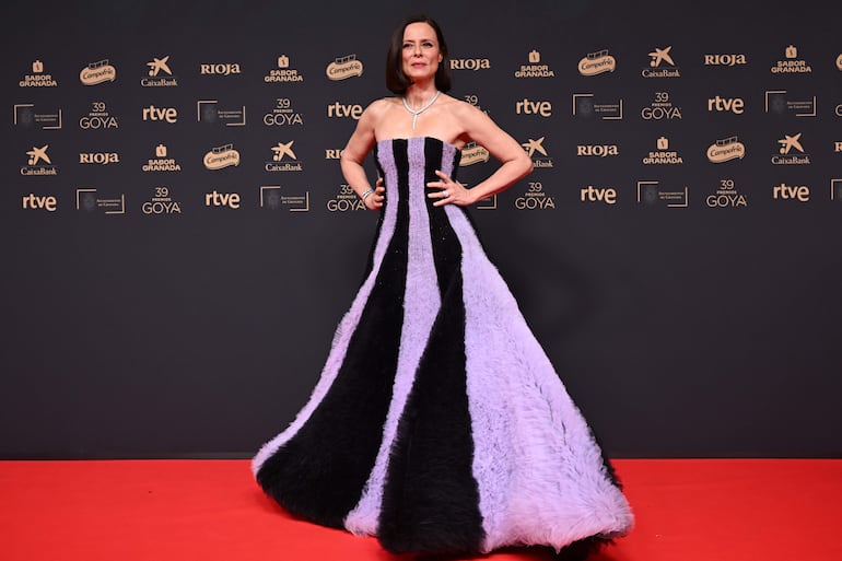 La actriz Aitana Sánchez-Gijón posa en la alfombra roja de la 39 edición de los Premios Goya de la Academia de Cine luciendo un espectacular vestido de Carolina Herrera. (EFE/ Miguel Ángel Molina)
