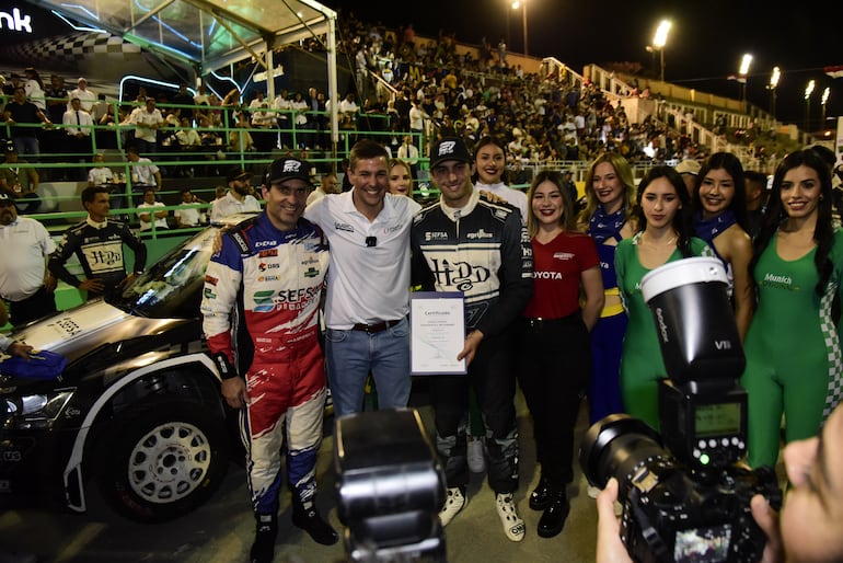 Diego Domínguez Bejarano, al igual que Fau Zaldívar, recibieron el reconocimiento como Embajadores de la Marca País, durante la partida ceremonial. En la foto junto al Presidente Santiago Peña y su padre.