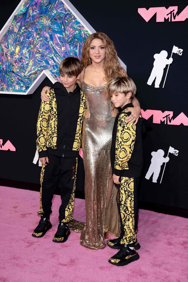 ¡Hermosos, madre e hijos! Sasha y Milan Piqué posan felices con mamá Shakira. (Dimitrios Kambouris/Getty Images/AFP)
