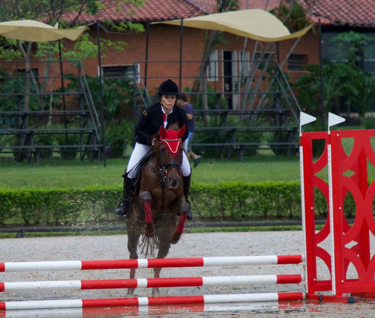 Yicel Chiuzano, con el tordillo Arazunú, en la competencia de ayer en el Club Hípico Paraguayo.