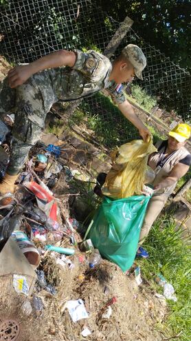 El jueves pasado se realizó una minga ambiental en el barrio San Pedro de Encarnación, con participación de instituciones como la Municipalidad, la Gobernación, la Séptima Región Sanitaria, el Senepa, el Comisoe y la Reserva Naval Activa.