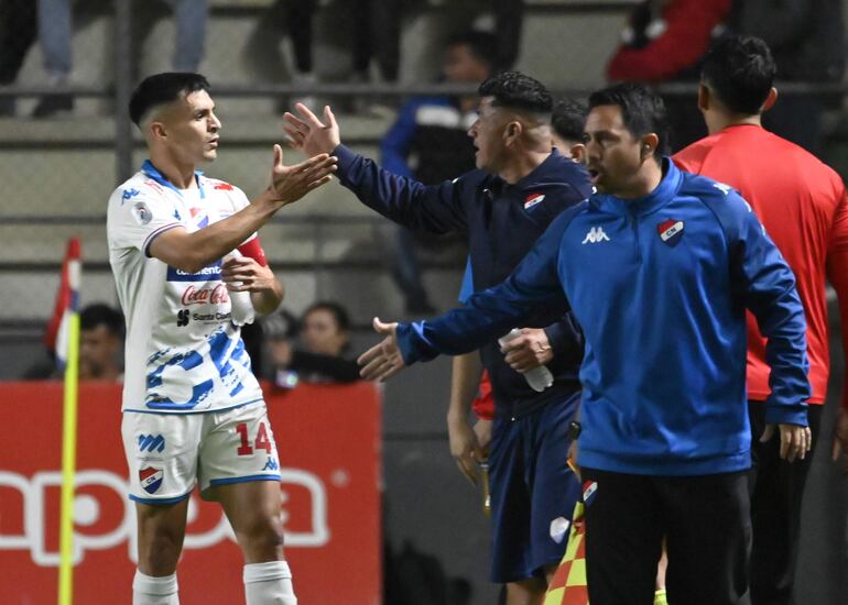 Claudio Núñez celebra con los integrantes del banco de suplentes luego de anotar el primer tanto de la Academia ante Olimpia