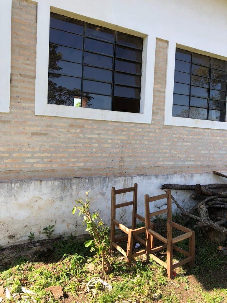 Los intervinientes encontraron la puerta de acceso a la cocina abierta y una de la ventanilla del lugar estaba rota.