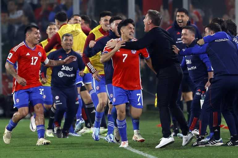 Marcelino Núñez (c), jugador de Chile, celebra un gol con el seleccionador Eduardo Berizzo en un partido de las Eliminatorias Sudamericanas frente a Perú en el estadio Monumental, en Santiago de Chile, Chile. 