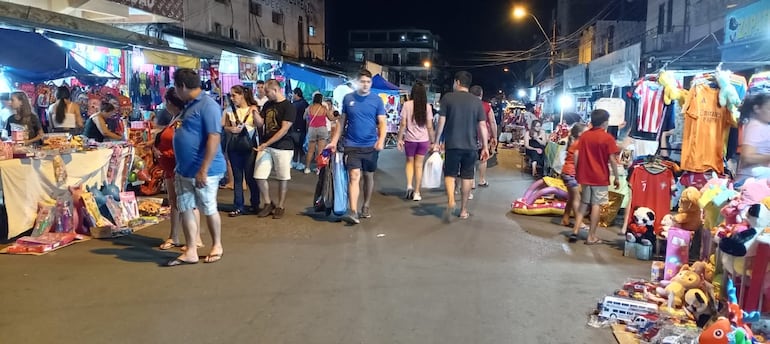 Comerciantes de San Lorenzo estarán hasta las primeras horas de este lunes para la venta de juguetes