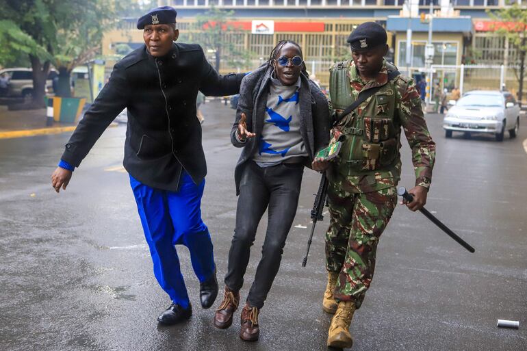 Una mujer es detenida durante protestas en Nairobi, Kenia.