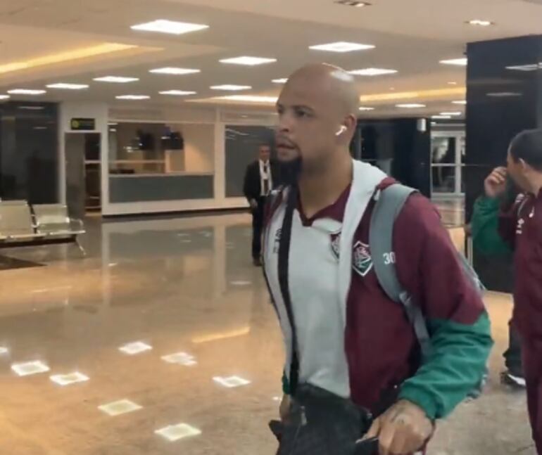 Felipe Melo, jugador del Fluminense, llegando a Paraguay esta tarde.