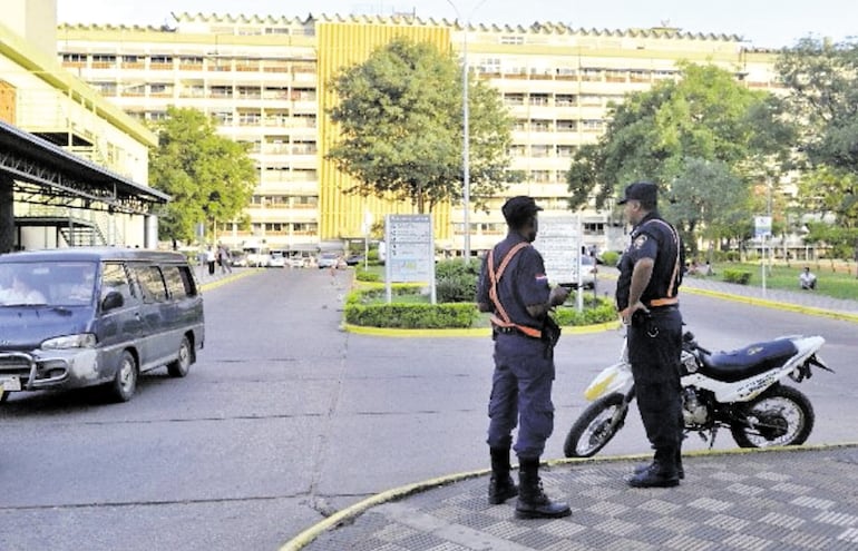 El escándalo que causaron las  licitaciones amañadas en IPS para la contratación de guardias privadas obligó al Ejecutivo suspender la millonaria erogación. Ahora custodian policías.