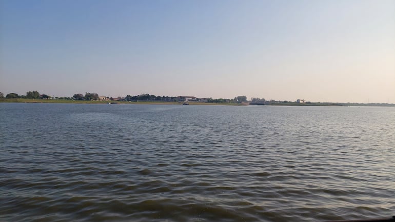 Vista del río Paraguay desde el Puerto de Asunción, frente al Mbiguá.