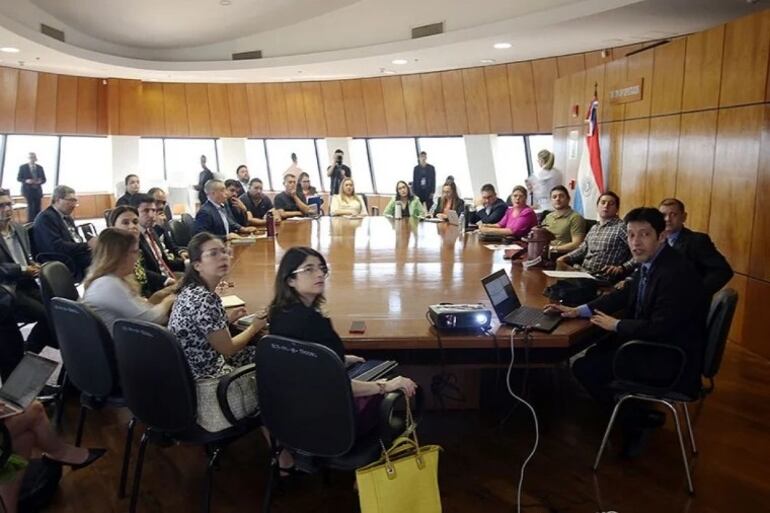 Reunión de conductores de plataformas con diputados ayer durante una mesa de trabajo.