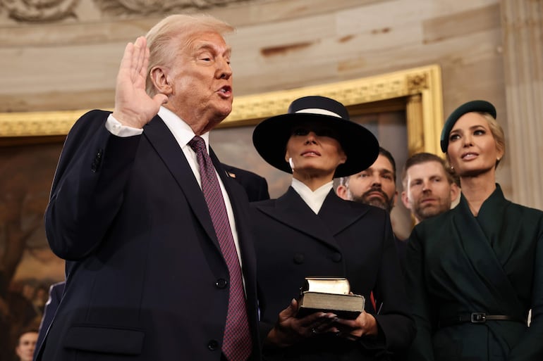 El presidente electo de Estados Unidos, Donald Trump, prestó juramento ante Melania Trump, Ivanka Trump, Donald Trump Jr. y Eric Trump durante la ceremonia de investidura. (EFE/EPA/Chip Somodevilla / POOL)
