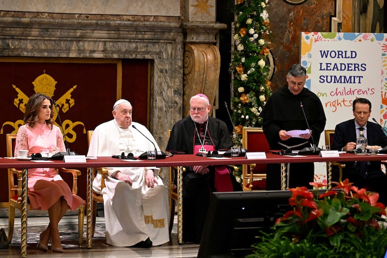 Esta foto tomada y distribuida el 3 de febrero de 2025 por The Vatican Media muestra al Papa Francisco durante una Cumbre de Líderes Mundiales sobre los derechos del niño en el Vaticano. El Papa Francisco se sienta junto a la Reina Rania de Jordania. (Photo by Handout / VATICAN MEDIA / AFP) 