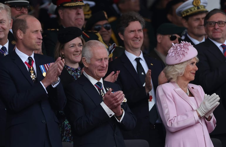 El príncipe William y el rey Carlos III de Inglaterra estuvieron con la reina Camila en el palco oficial. (EFE/EPA/NEIL HALL/POOL)
