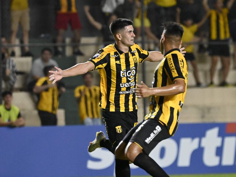 Richar Torales (i), jugador de Guaraní, festeja un gol en el partido frente a 2 de Mayo de Pedro Juan Caballero por la Fase Preliminar de la Copa Sudamericana 2025 en el estadio Arsenio Erico, en Asunción, Paraguay.