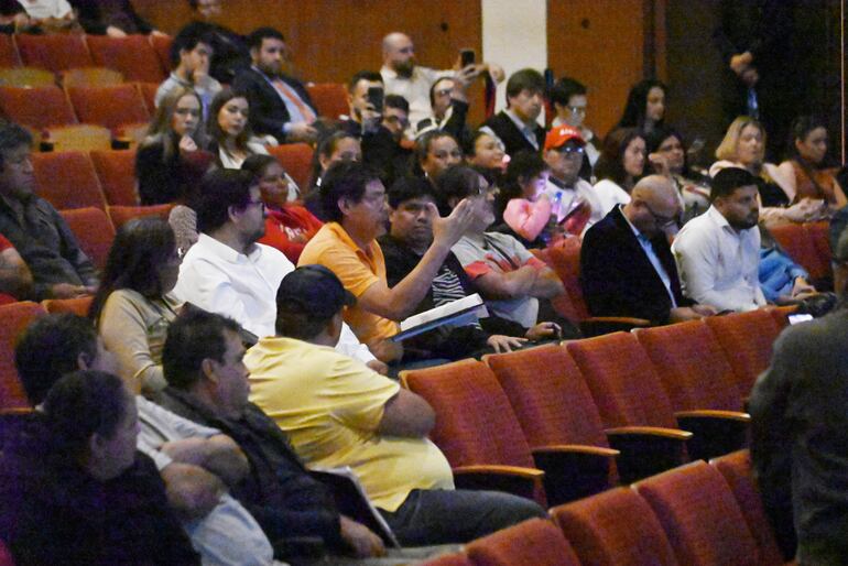 Pese a que la Municipalidad pretendía que solo las autoridades pudieran hablar, un líder del bañado hizo sus críticas a viva voz. 