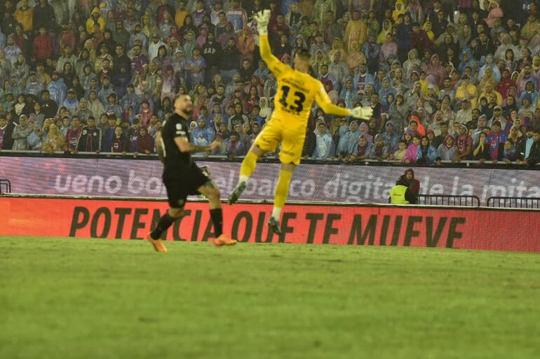 El argentino Lucas Pratto fue autor del primer gol de Olimpia en el superclásico del fútbol paraguayo contra Cerro Porteño en La Nueva Olla por la fecha 17 del torneo Apertura 2024.