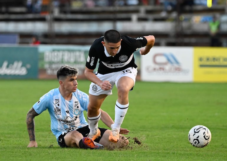 Facundo Zabala avanza con el balón luego de dejar en el camino a Lautaro Comas.