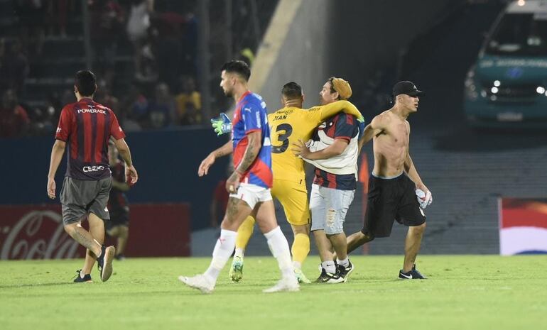 Momento en el que los hinchas de Cerro Porteño invadieron el campo de juego, durante la derrota ante Guaireña.