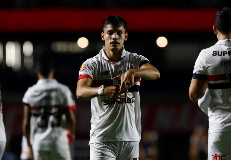 Damián Bobadilla festeja su primer gol con la casaca del Sao Paulo FC.