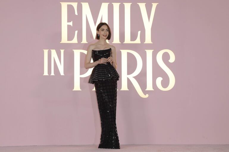 Lily Collins, protagonista de la serie de Netflix Emily in Paris, trajo a la alfombra roja del estreno de la cuarta temporada un revival del estilo peplum.