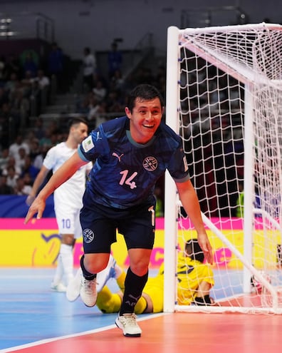 El paraguayo Jorge “Mboka” Espinoza celebra a lo grande su gol que abrió el marcador y el triunfo en el Mundial.