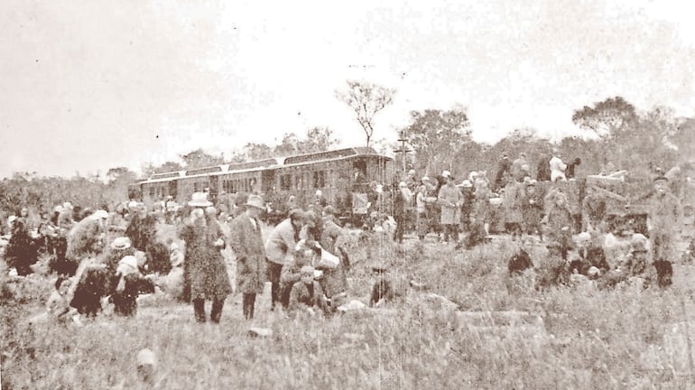 Llegada de los menonitas con el tren de Puerto Casado hasta Km 145.