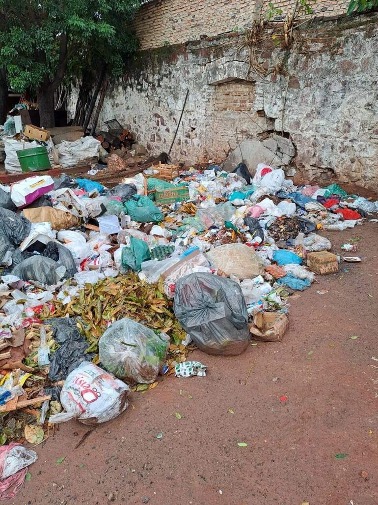 La fiscala Liza Martínez constató la "disposición ilícito de desechos domiciliarios y transgresión a las medidas de mitigación ambiental".