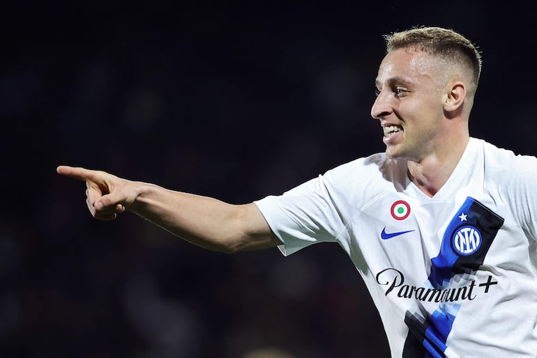 Frosinone (Italy), 10/05/2024.- Davide Frattesi of Inter celebrates after scoring the opening goal during the Italian Serie A soccer match between Frosinone Calcio and FC Inter at Benito Stirpe stadium in Frosinone, Italy, 10 May 2024. (Italia) EFE/EPA/FEDERICO PROIETTI
