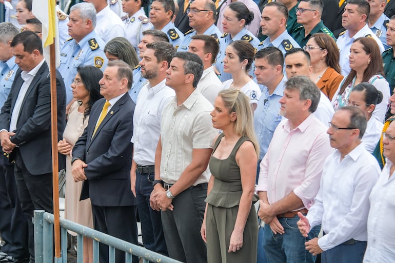 Con los ojos cerrados. Santiago Peña. su esposa Leticia Ocampos, el vicepresidente Pedro Alliana y otros miembros de su gabinete en la misa de Caacupé.