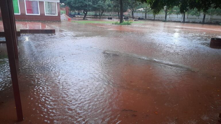 El patio de la escuela San Juan Bautista de la compañía Isla Bogado, una vez más, se llenó a agua de lluvia. 