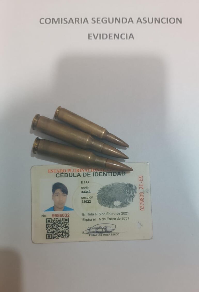 Cartuchos incautados y documento del ciudadano boliviano detenido.