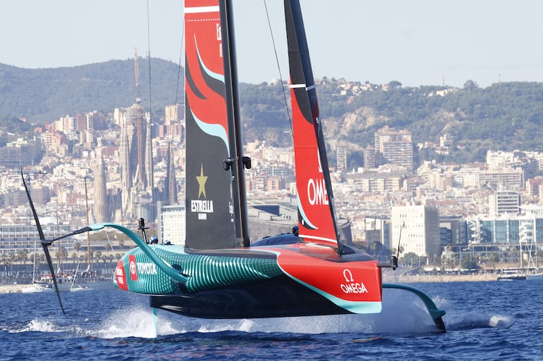 El vigente campeón, Emirates New Zealand, compite contra el aspirante, el INEOS Brittania (no visible en la foto), durante la sexta jornada de la Copa del América sabado en aguas de Barcelona. La Plataforma No a la Copa del América ha celebrado este miércoles que esta competición náutica, disputada entre agosto y octubre en la capital catalana, “no vuelve a tener Barcelona como sede” por el “enorme gasto público” que se ha invertido en el evento.