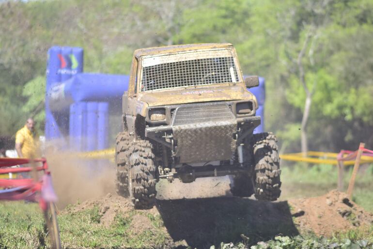 En la TT4N, Rolando Giménez y Alberto Barreto (Daihatsu Rocky), ganaron en el “mata-mata”, superando a Nery González-Cristian Cantero y “Kiko” López-Paz Pereira.