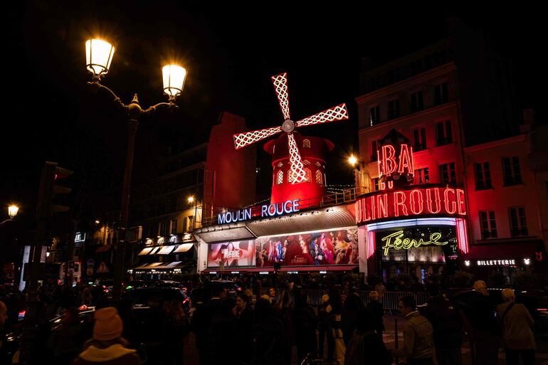 Una fotografía tomada en París el 9 de abril de 2024 muestra una vista exterior del cabaret musical Moulin Rouge.