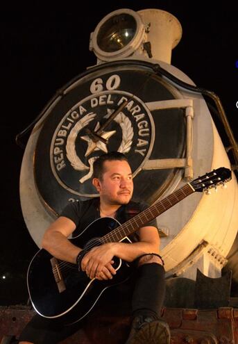 Luis Parra en una imagen promocional de su nuevo álbum "Canto a mi tierra", que hoy presentará en vivo en el Teatro Municipal.