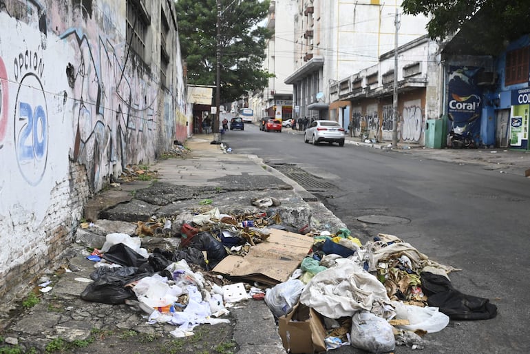 La basura es una problemática constante, tal como se puede ver en la vereda de la calle 25 de Mayo casi Colón.