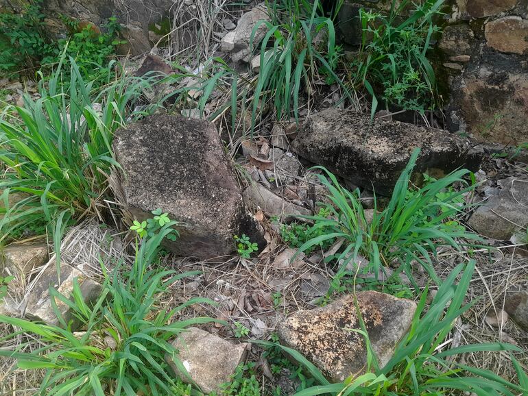 Las enormes piedras de varios sectores del murallon se están desprendiendo.