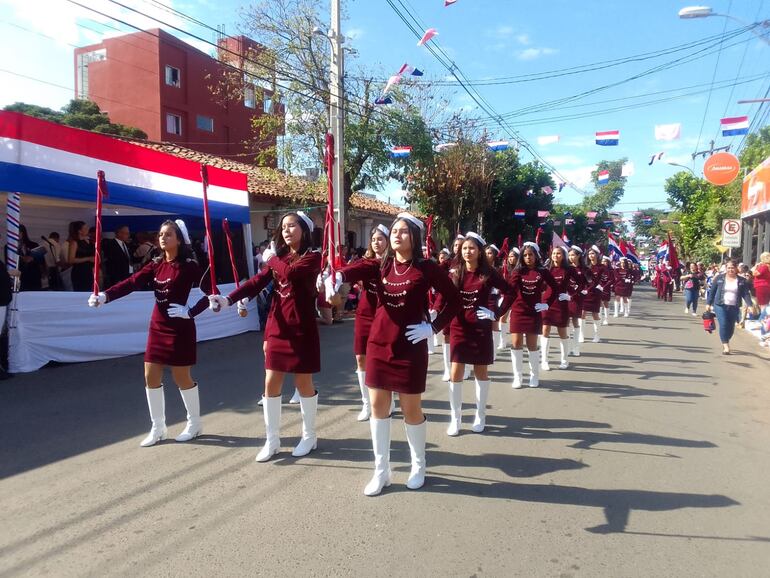 El Colegio y Escuela Básica Nº 3723 San Cayetano presentó a las chiroleras más elegantes del encuentro con un vestido enterizo de color granate, botas y gorritas blancas.