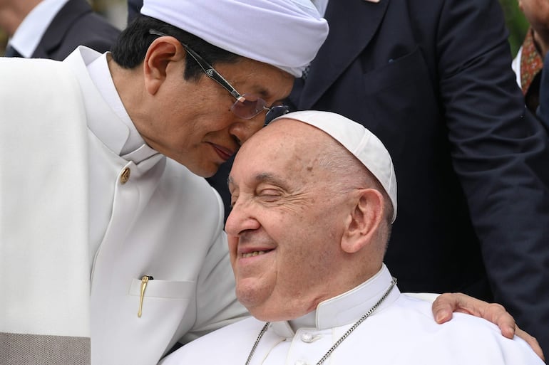 El Papa Francisco posa con el Gran Imán de la Mezquita Istiqlal, Nasaruddin Umar (i), para una foto de familia al final del encuentro interreligioso en la Mezquita Istiqlal en Yakarta, Indonesia, este jueves. El Papa Francisco se encuentra en una visita apostólica al país de mayoría musulmana de Indonesia del 3 al 6 de septiembre, como parte de su viaje de 12 días a la región de Asia y el Pacífico, que incluye paradas en Papúa Nueva Guinea, Timor Oriental y Singapur.