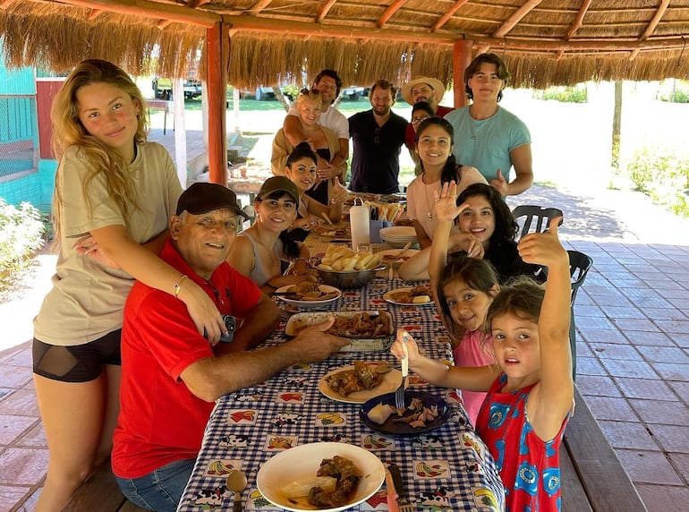 Los Haedo Valdez almorzando juntos.