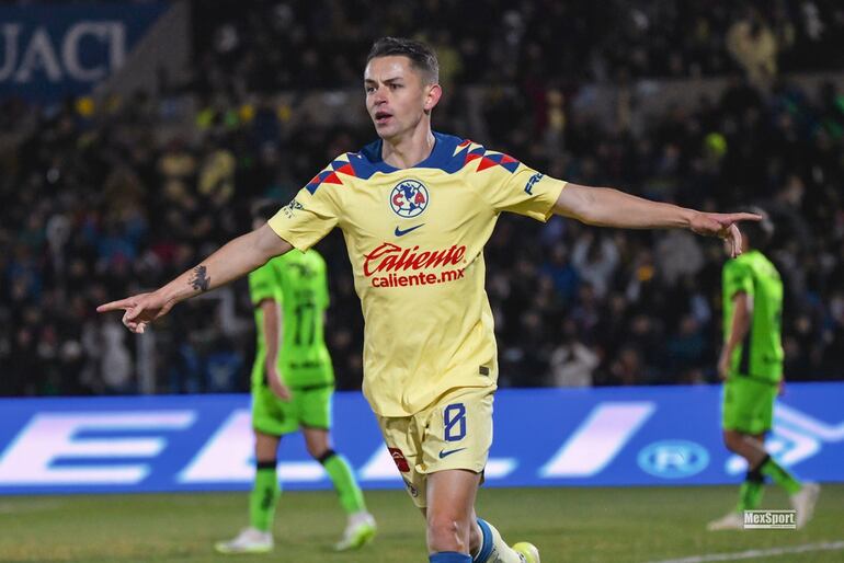 Álvaro Fidalgo celebra el segundo tanto de las "águilas", en el triunfo sobre Juárez.