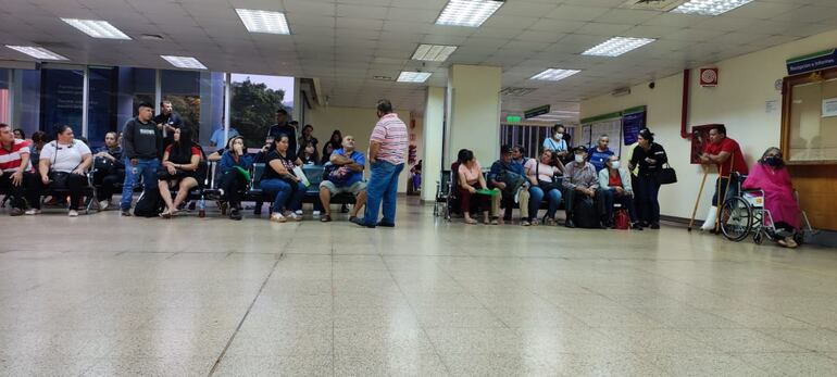 Pacientes esperan el horario de apertura de la ventanilla para la marcación de turnos para consultorio.