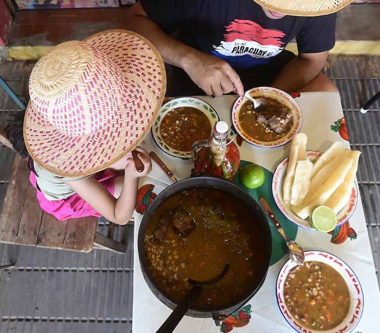 El suculento plato se prepara con poroto y locro.