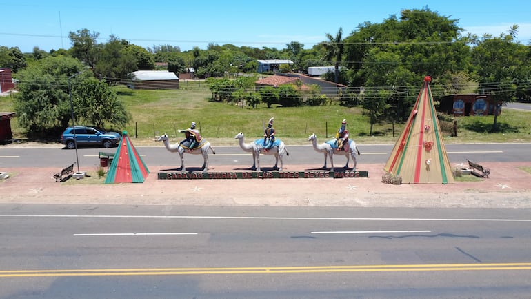 Un monumento de los Tres Reyes Magos en Carayaó.