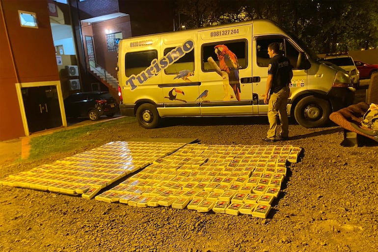 Policías de Investigaciones de Alto Paraná retiran los panes de cocaína del minibus interceptado en Hernandarias.