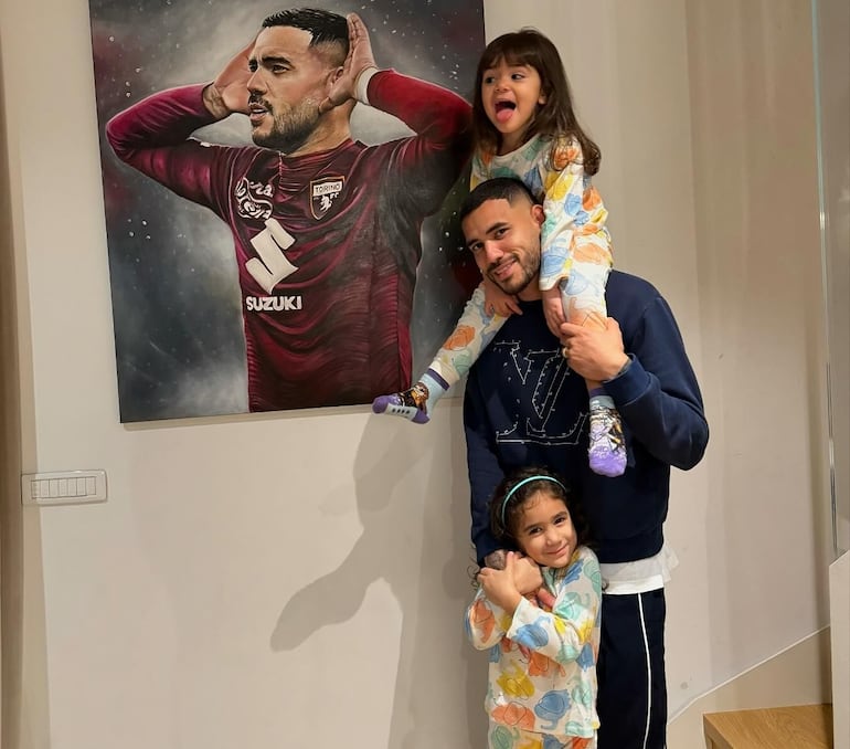 Tonny Sanabria con sus hijas Arianna (5) y Mía (3).