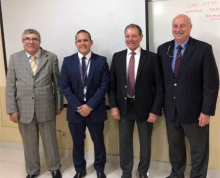 Vicepresidente de Atolpar junto a instructores de la OACI, que participaron del curso Correo en Seguridad de la aviación civil.